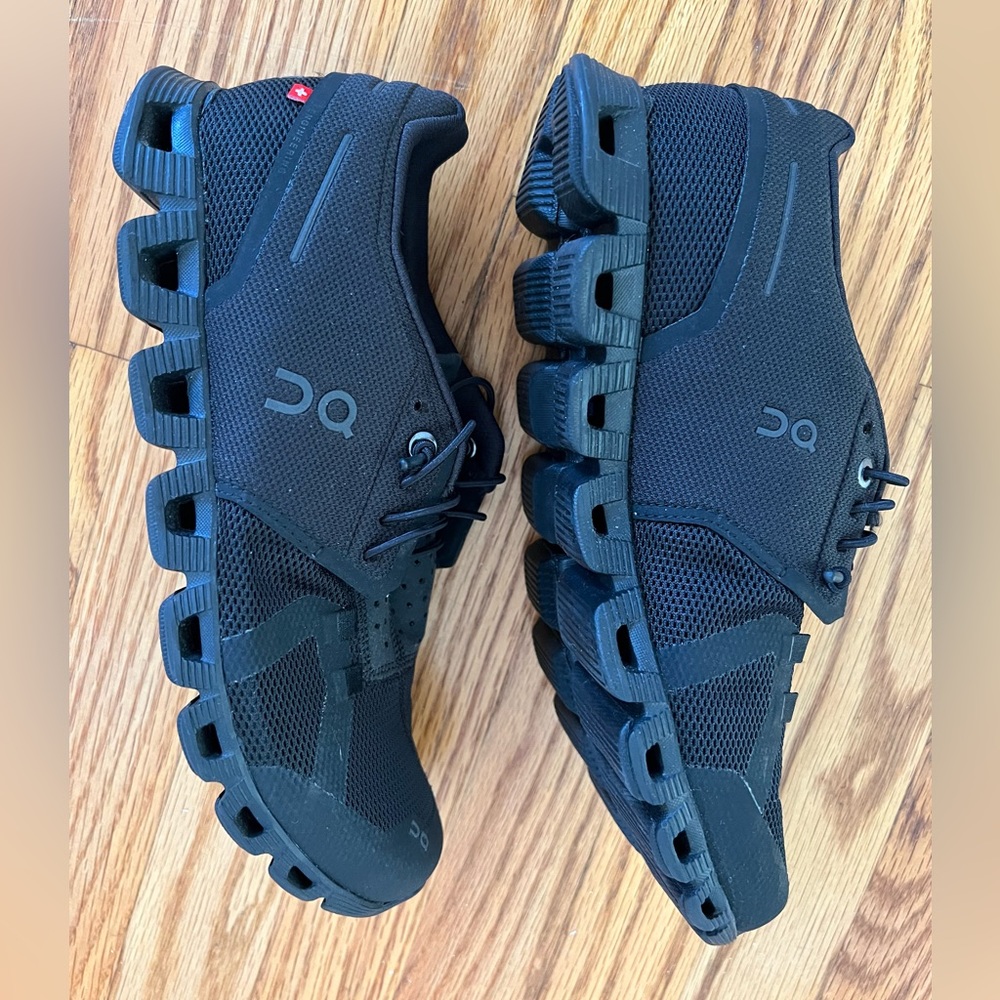 Basically perfect condition On Running women’s sneakers.